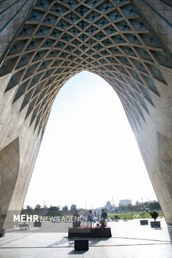 گزارش تصویری | اجرای زنده علی قمصری در میدان آزادی