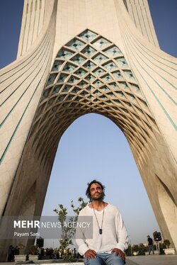گزارش تصویری | اجرای زنده علی قمصری در میدان آزادی
