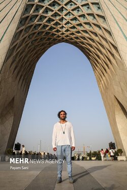 گزارش تصویری | اجرای زنده علی قمصری در میدان آزادی