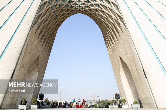 گزارش تصویری | اجرای زنده علی قمصری در میدان آزادی