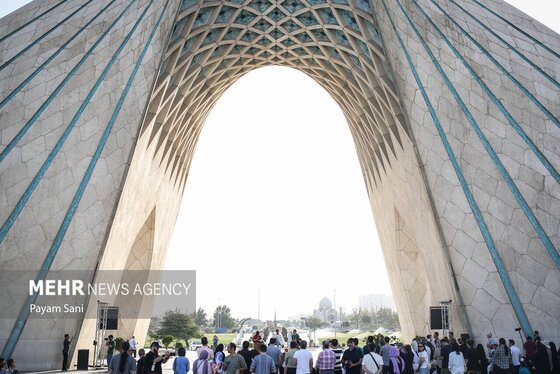 گزارش تصویری | اجرای زنده علی قمصری در میدان آزادی