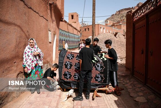 محرم ۱۴۰۴ | عکس‌هایی از نخل‌گردانی روز عاشورا در روستای تاریخی ابیانه - اصفهان