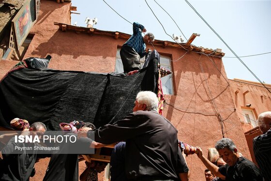 محرم ۱۴۰۴ | عکس‌هایی از نخل‌گردانی روز عاشورا در روستای تاریخی ابیانه - اصفهان