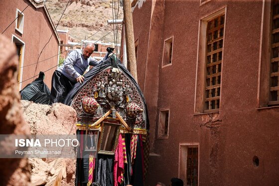 محرم ۱۴۰۴ | عکس‌هایی از نخل‌گردانی روز عاشورا در روستای تاریخی ابیانه - اصفهان