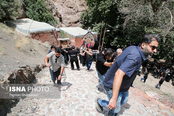 محرم ۱۴۰۴ | عکس‌هایی از نخل‌گردانی روز عاشورا در روستای تاریخی ابیانه - اصفهان