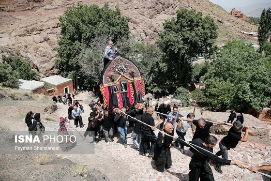 محرم ۱۴۰۴ | عکس‌هایی از نخل‌گردانی روز عاشورا در روستای تاریخی ابیانه - اصفهان