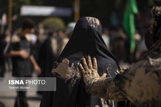 محرم ۱۴۰۴ | عکس‌هایی از آیین گل مالی روز عاشورا در خرم آباد