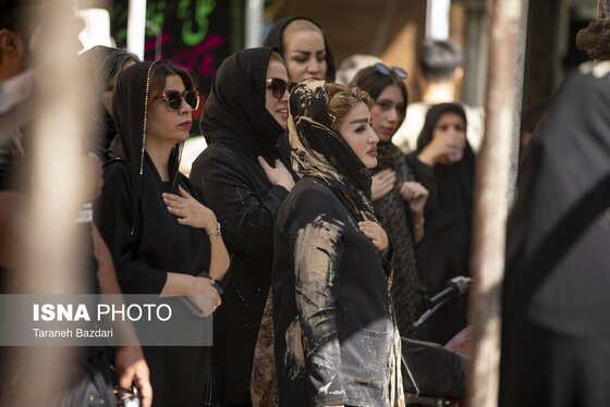 محرم ۱۴۰۴ | عکس‌هایی از آیین گل مالی روز عاشورا در خرم آباد