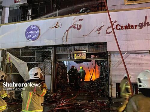 گزارش تصویری| مهار آتش‌سوزی پاساژ لوازم آرایشی در خیابان ۱۷شهریور مشهد (۲۴ تیر ۱۴۰۴)