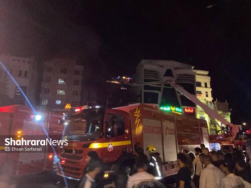 گزارش تصویری| مهار آتش‌سوزی پاساژ لوازم آرایشی در خیابان ۱۷شهریور مشهد (۲۴ تیر ۱۴۰۴)