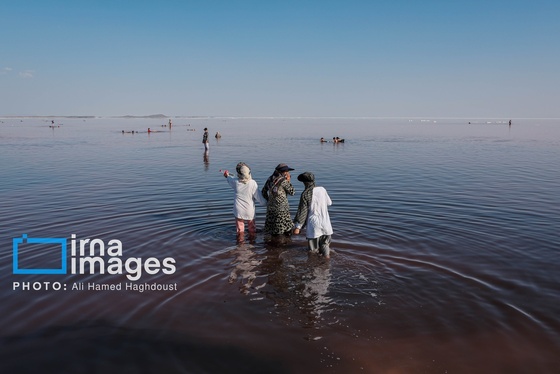 گزارش تصویری | شنا در ارومیه «نیمه‌جان»