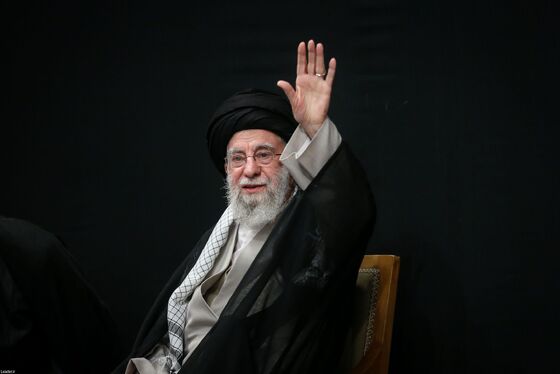 گزارش تصویری | مراسم بزرگداشت شهدای جنگ تحمیلی اخیر با حضور رهبر انقلاب اسلامی