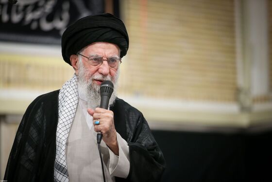 گزارش تصویری | مراسم بزرگداشت شهدای جنگ تحمیلی اخیر با حضور رهبر انقلاب اسلامی