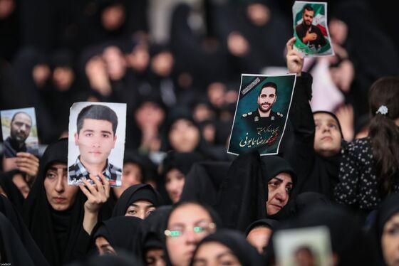 گزارش تصویری | مراسم بزرگداشت شهدای جنگ تحمیلی اخیر با حضور رهبر انقلاب اسلامی