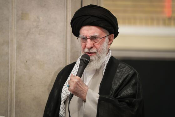 گزارش تصویری | مراسم بزرگداشت شهدای جنگ تحمیلی اخیر با حضور رهبر انقلاب اسلامی