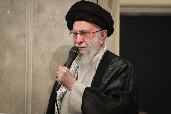 گزارش تصویری | مراسم بزرگداشت شهدای جنگ تحمیلی اخیر با حضور رهبر انقلاب اسلامی