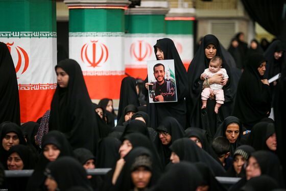 گزارش تصویری | مراسم بزرگداشت شهدای جنگ تحمیلی اخیر با حضور رهبر انقلاب اسلامی
