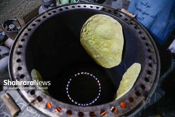 گزارش تصویری | نذر نان در مسیر کربلا