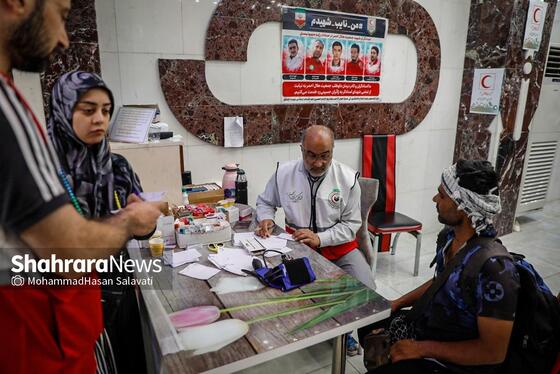 خدمت امدادگران هلال احمر مشهد در  قلب نجف + عکس