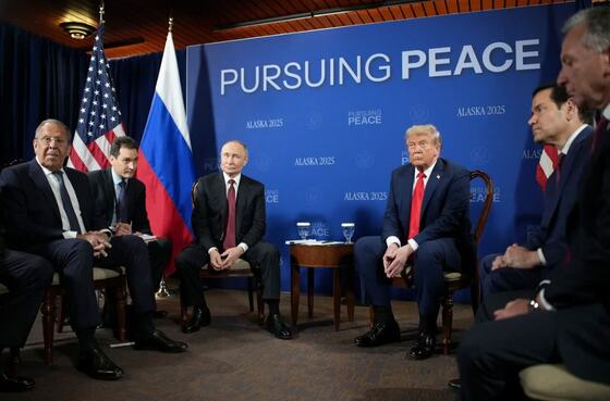 آغاز مذاکرات ترامپ و پوتین در آلاسکا؛ از استقبال بر روی فرش قرمز تا مذاکرات خصوصی در خودروی رئیس‌جمهور آمریکا + فیلم و عکس