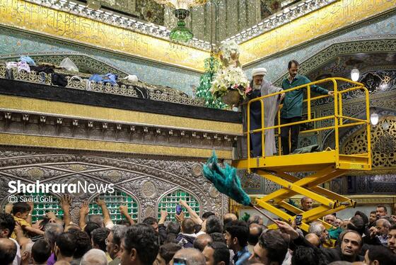 گزارش تصویری | آیین سنتی تعویض پوش ضریح مطهر امام رضا (ع)
