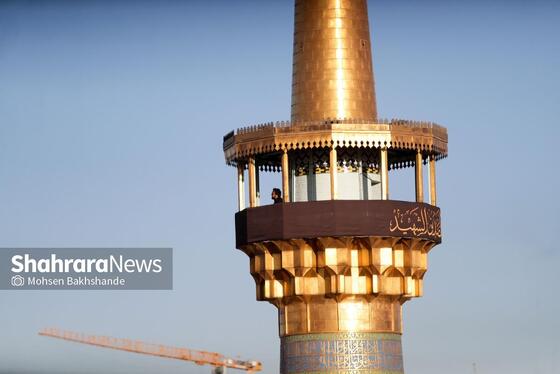 گزارش تصویری | تعویض پرچم و کتیبه‌های عزا در حرم امام رضا (ع)