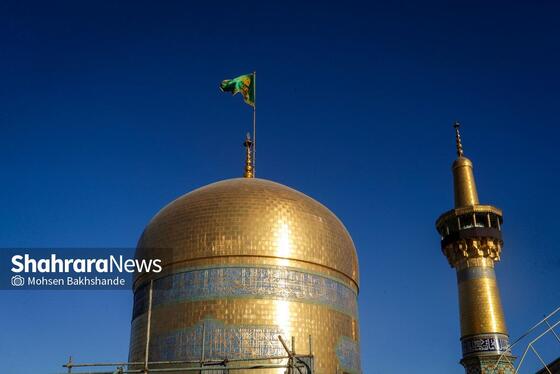 گزارش تصویری | تعویض پرچم و کتیبه‌های عزا در حرم امام رضا (ع)
