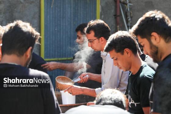 گزارش تصویری | توزیع شله نذری همزمان با شهادت امام حسن عسکری(ع) در مشهد