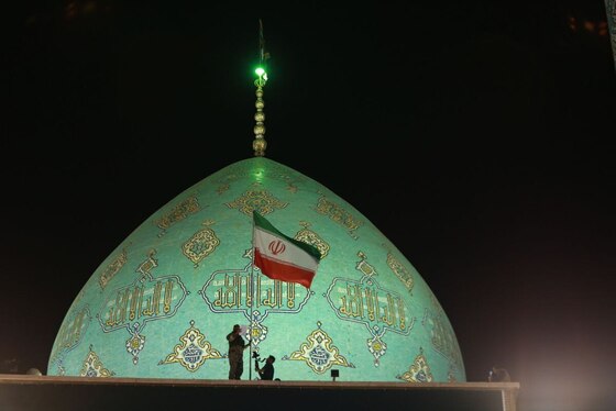 برافراشته شدن پرچم ایران در مسجد جمکران + تصاویر