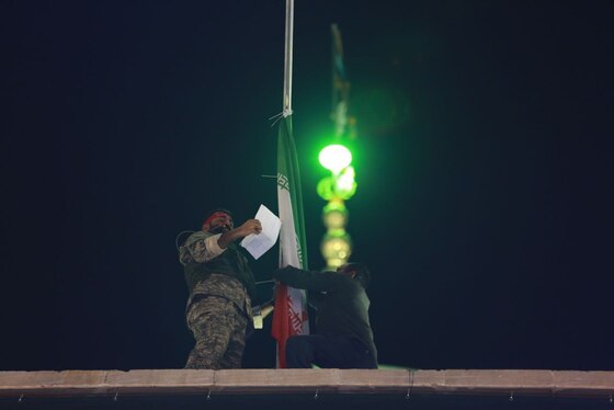 برافراشته شدن پرچم ایران در مسجد جمکران + تصاویر