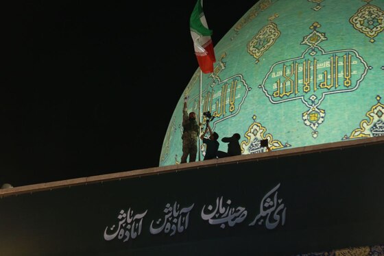 برافراشته شدن پرچم ایران در مسجد جمکران + تصاویر