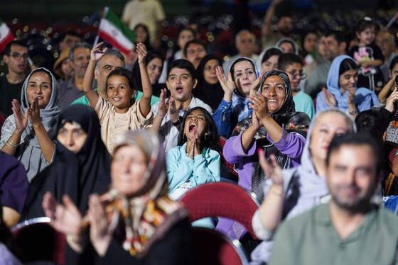 تصاویری از اجرای سالار عقیلی در دریاچه چیتگر تهران