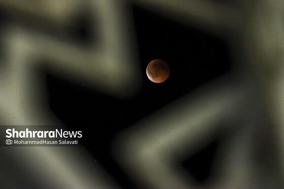 تصاویری از «ماه خونین» در آسمان مشهد