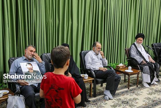 گزارش تصویری | دیدار آیت الله علم الهدی با خانواده شهدای هوافضای سپاه در جنگ ۱۲ روزه