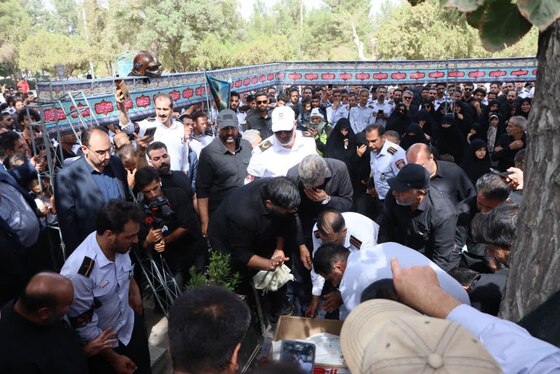 تشییع پیکر شهید «رضا فخریان»، آتش‌نشان فداکار، در حرم مطهر امام‌رضا (ع) مشهد + فیلم