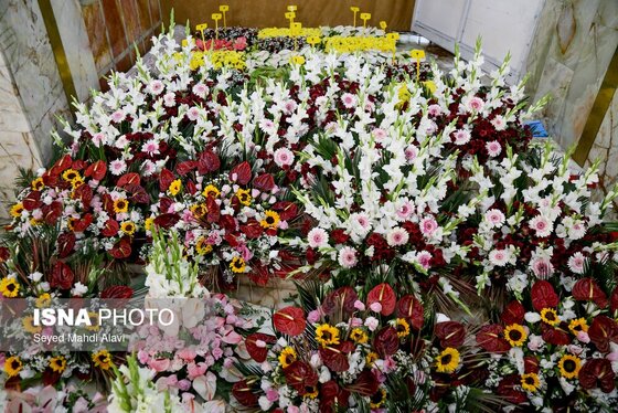 گزارش تصویری | گل آرایی ضریح حضرت معصومه (س) به مناسبت سالروز ورود ایشان به قم