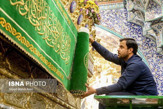 گزارش تصویری | گل آرایی ضریح حضرت معصومه (س) به مناسبت سالروز ورود ایشان به قم