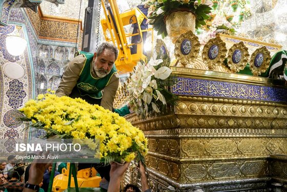 گزارش تصویری | گل آرایی ضریح حضرت معصومه (س) به مناسبت سالروز ورود ایشان به قم
