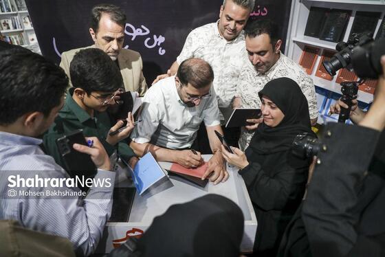 گزارش تصویری | آیین جشن امضای کتاب «نیست» اثر فاضل نظری در مشهد