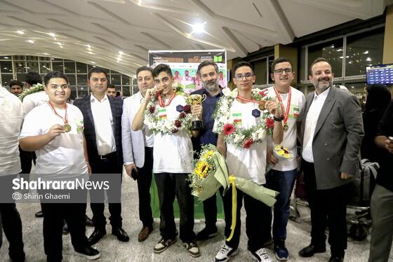 گزارش تصویری | استقبال از مدال آوران مشهدی مسابقات جهانی دانش آموزی زیست و هوش مصنوعی
