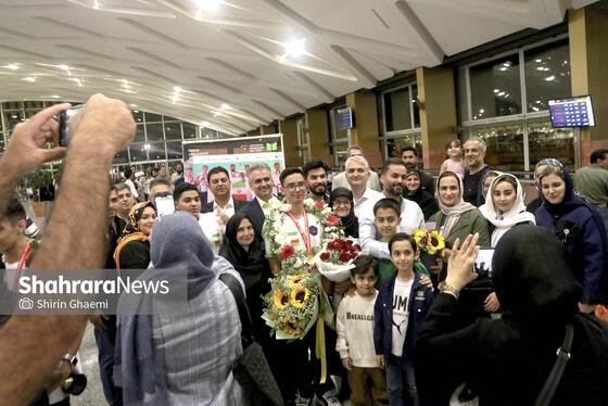گزارش تصویری | استقبال از مدال آوران مشهدی مسابقات جهانی دانش آموزی زیست و هوش مصنوعی