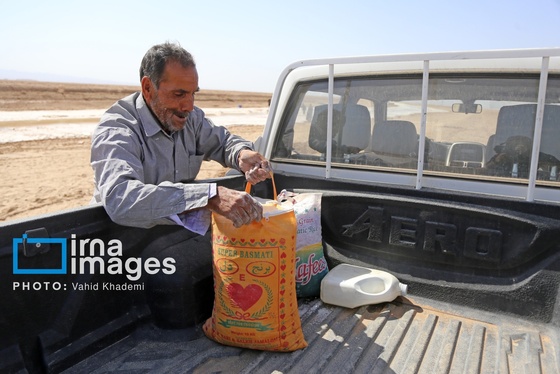 گزارش تصویری | برداشت نمک در دل کویر