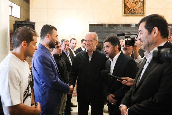 مراسم تجلیل از قهرمانان کشتی توسط رئیس جمهور برگزار شد + عکس