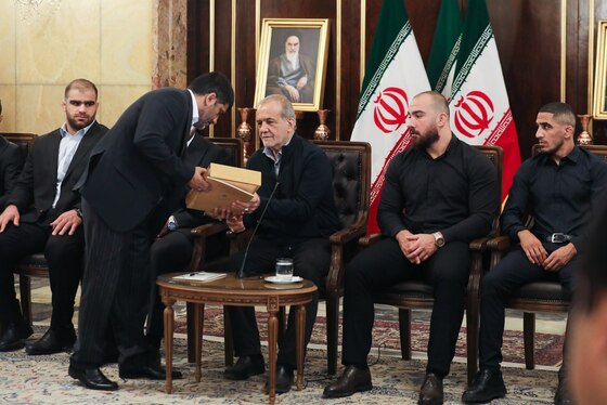 مراسم تجلیل از قهرمانان کشتی توسط رئیس جمهور برگزار شد + عکس