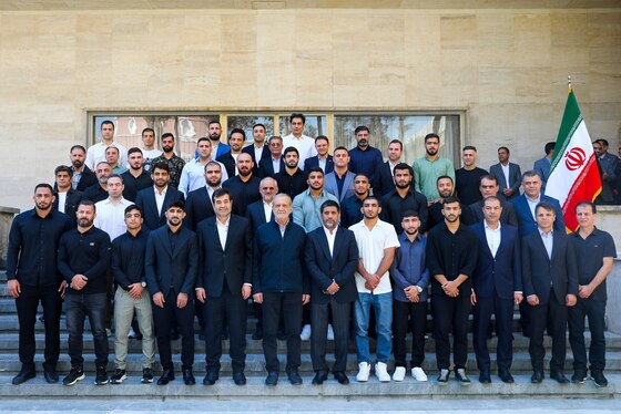 مراسم تجلیل از قهرمانان کشتی توسط رئیس جمهور برگزار شد + عکس