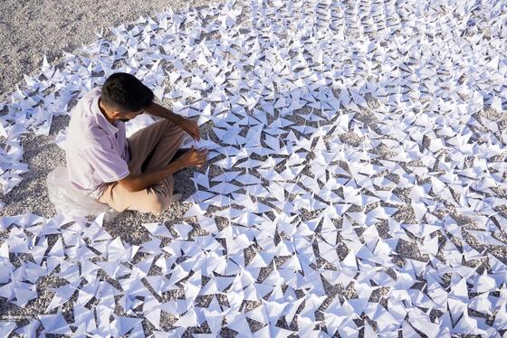 چیدمان چهار هزار درنای کاغذی در حمایت از کودکان غزه