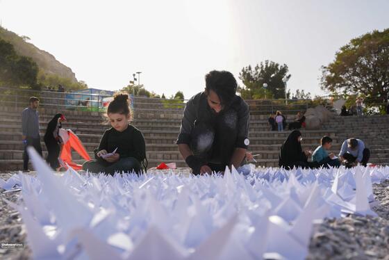 چیدمان چهار هزار درنای کاغذی در حمایت از کودکان غزه
