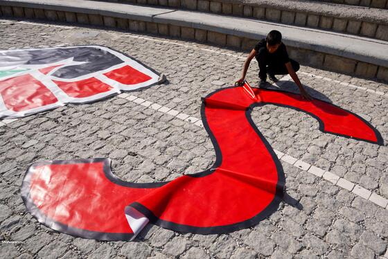 چیدمان چهار هزار درنای کاغذی در حمایت از کودکان غزه