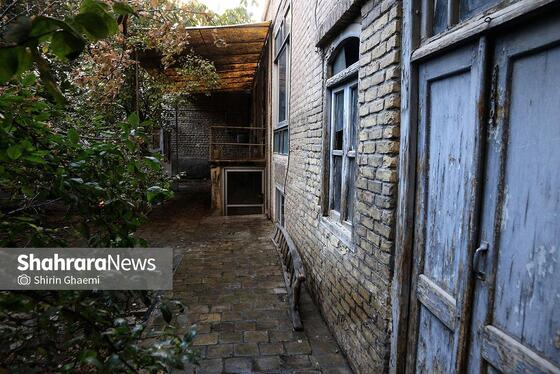 بازخوانی زندگی در قاب‌های یک خانه قدیمی | نگاهی به نمایشگاه عکس «دل و دیوار» در مشهد
