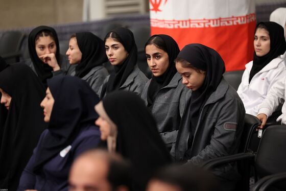 عکس‌هایی از دیدار مدال‌آوران ورزشی و علمی با رهبر انقلاب (۲۸ مهرماه ۱۴۰۴)